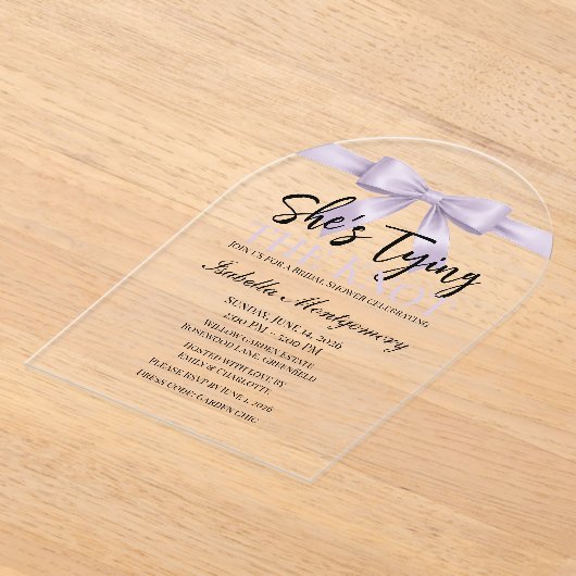 She’s Tying the Knot Theme Lavender Bow アクリル招待状 (レイダウン)