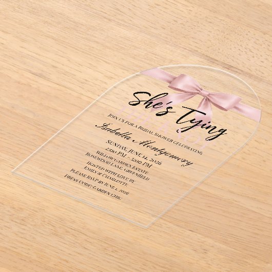 She’s Tying the Knot Theme Pink Bow アクリル招待状 (レイダウン)
