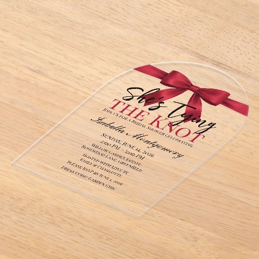 She’s Tying the Knot Theme Red Bow アクリル招待状 (レイダウン)