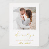 She Said Yes カリグラフィー 婚約パーティー ゴールド 箔招待状 (正面)