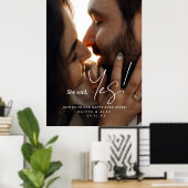 She Said Yes Couple Photo Engagement Sign Poster ポスター (ホームオフィス)
