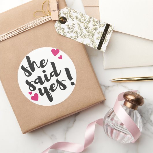 She Said Yes! Engagement Celebration – Romantic ラウンドシール (ギフト)