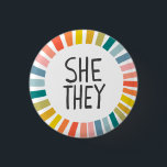 SHE/THEYレインボーハンドレットプライド 缶バッジ<br><div class="desc">飾このボタンでカッコいいの服装。ギフト素晴らしを!背景の色を変更し、文字を追加することも可能だ。私の店にもっと色や柄をチェックしなさい!お前ももし何か欲しいカスタムって。</div>