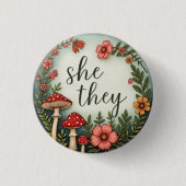 She/They コテージコア 代名詞 LGBTQ ピンバッジ (正面)