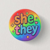 She/They 代名詞 包括的 LGBTQ+ プライド アクセサリー 缶バッジ (正面)