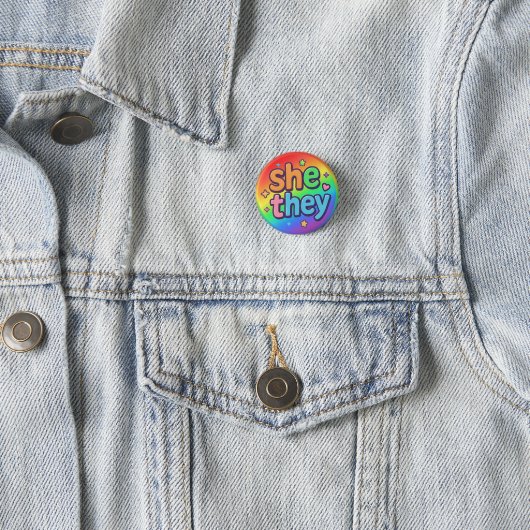 She/They Pronouns Inclusive LGBTQ+ Pride Accessory 缶バッジ (インサイチュ)