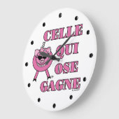 She Who Dares Wins French Saying Wall Clock ラージ壁時計 (傾斜)