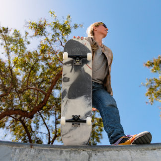 She Who Is... スケートボード