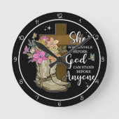 She Who Kneels Before God Design ラウンド壁時計 (正面)