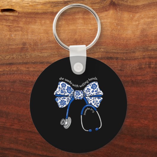 She Works With Willing Hands Proverbs 31 13 Christ キーホルダー (正面)