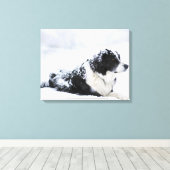 Sheepdog(Akbash/collie mix)は次の時間帯に横たわっていた キャンバスプリント (インサイチュ (ウッドフロア))