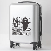 Sheets & Giggles – ユーモラスなハロウィンの幽霊デザイン シール (スーツケース)