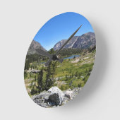 Shell Lake、Tioga Pass、CAのビュー ラウンド壁時計 (傾斜)