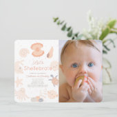 Shellebrate Seashell Pink 1st Birthday Photo 招待状 (スタンド正面)