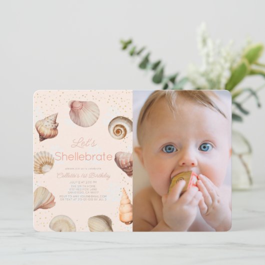 Shellebrate Seashell Realistic 1st Birthday Photo 招待状 (スタンド正面)