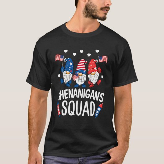 Shenanigans Squad Happy 4th Of July  Gnome Patriot Tシャツ (正面)