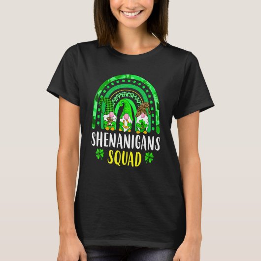 Shenanigans Squad Irish Gnomes Rainbow St Patrick' Tシャツ (正面)