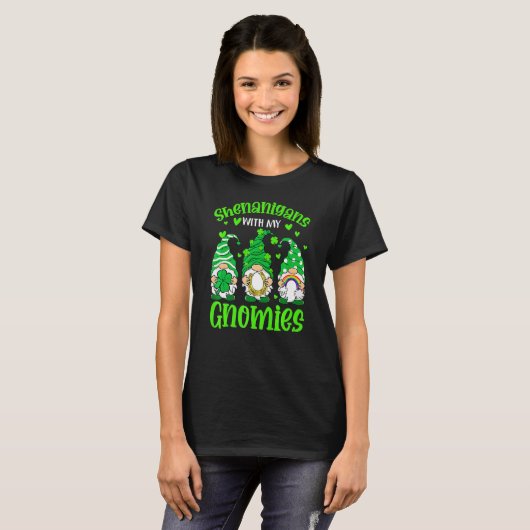 Shenanigans With My Gnomies Funny Gnomes St Patric Tシャツ (正面フル)