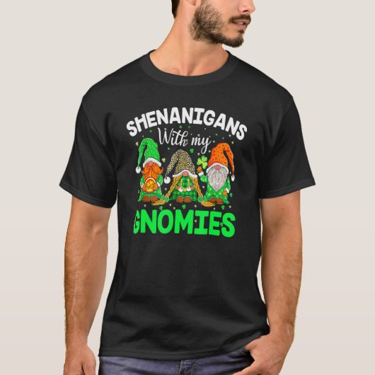 Shenanigans With My Gnomies St Patrick's Day Gnome Tシャツ (正面)