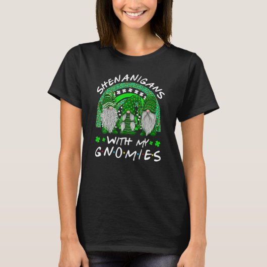 Shenanigans With My Gnomies St Patrick's Day Gnome Tシャツ (正面)