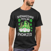 Shenanigans With My Gnomies St Patrick's Day Gnome Tシャツ (正面)