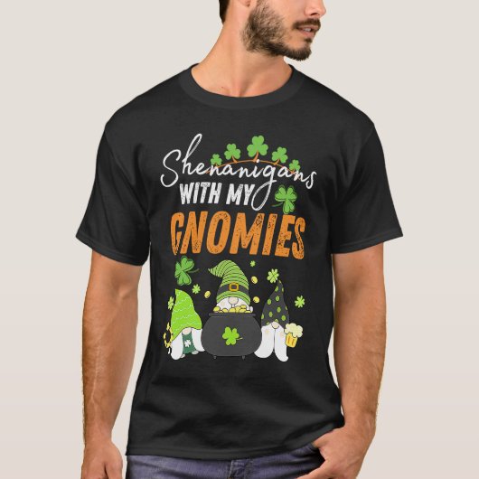 Shenanigans With My Gnomies St Patrick's Day Gnome Tシャツ (正面)