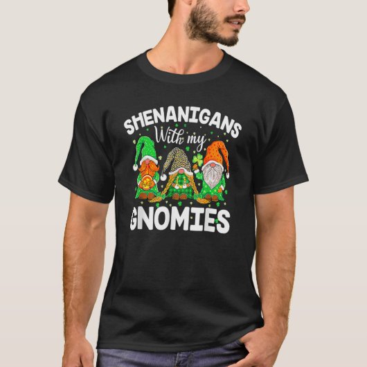 Shenanigans With My Gnomies St Patrick's Day Gnome Tシャツ (正面)