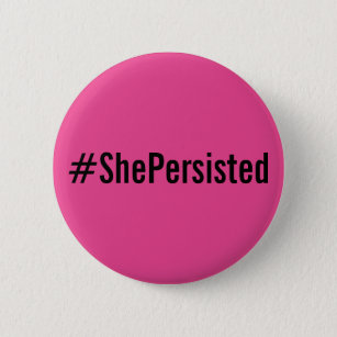 #ShePersisted、ホットピンクはっきりしたボタンの黒文字 缶バッジ