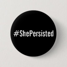 #ShePersisted、黒いボはっきりしたタンの白文字