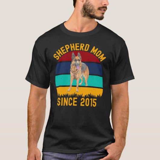 Shepherd Mom Since 2015  Dogs Tシャツ (正面)