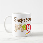 Sheprador犬の品種お母さんのギフト コーヒーマグカップ (左)