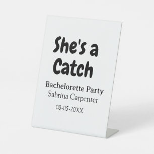 She's a catch バチェラー・パーティー 名前 日付 シンプル 台座サイン