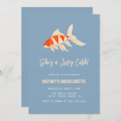 She's A Lucky Catch Koi Fish Blue Bachelorette 招待状 (正面/裏面)