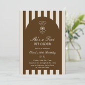 She's A Tini Bit Older Coffee Martini Birthday 招待状 (スタンド正面)