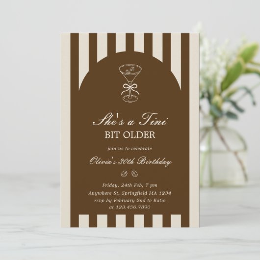 She's A Tini Bit Older Coffee Martini Birthday 招待状 (スタンド正面)