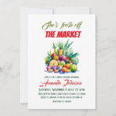 She's Fresh Off the Market Farmhouse Bridal Shower 招待状 (正面)