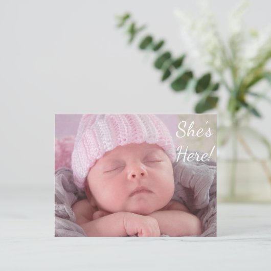 She's Here誕生日発表のための女の子 案内ポストカード (スタンド正面)
