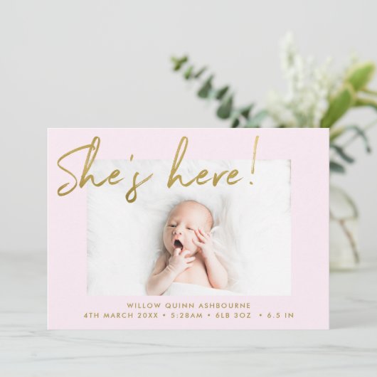 She's Here金ゴールドと赤面手書き写真誕生 案内状 (スタンド正面)