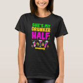 She's My Drunker Half Funny Couple Mardi Gras Carn Tシャツ (正面)