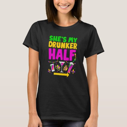 She's My Drunker Half Funny Couple Mardi Gras Carn Tシャツ (正面)