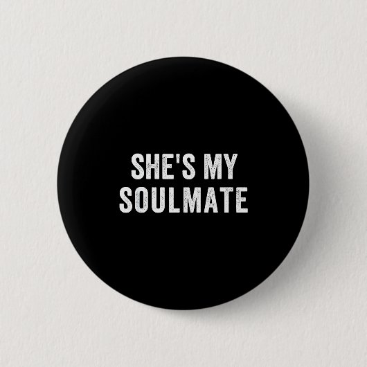 She's My Soulmate I Don't Know Him Funny Matching  缶バッジ (正面)