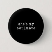 She's My Soulmate I Don't Know Him Funny Matching  缶バッジ (正面)