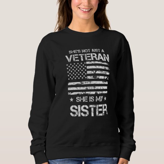 She's Not Just A Veteran She's My Sister Proud Mil スウェットシャツ (正面)