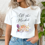 She's Off the Marketファーマーズマーケットブライダルシャワー Tシャツ<br><div class="desc">「She's Off 魅力的 the Market」ブライダルシャワー・コレクションのご紹介！この楽しいスイートはよくはしゃぐファーマーズマーケットテーマを備え、祝花嫁の存在に最適。フルーツお洒落、ワイン、フードイラストと居心地の良いピクニックデザインを備えたスイートは、おもしろいと集いの雰囲気を整えスタイリッシュている。このスイートは新しい始まりの喜びと新鮮さを取り込み、思い出に残るブライダルシャワーに最適な選択である。</div>