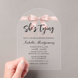 She's Tying the Knot テーマの淡いピンクの弓 アクリル招待状