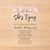 She's Tying the Knot テーマの淡いピンクの弓 アクリル招待状 (正面)