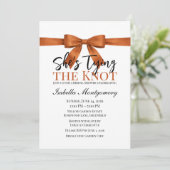 She's Tying the Knot テーマの焦がしオレンジのリボン 招待状 (スタンド正面)