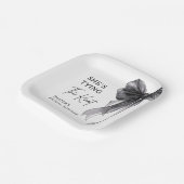 She's Tying The Knot Black Bow Bridal Shower ペーパープレート (傾斜あり)