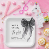 She's Tying The Knot Black Bow Bridal Shower ペーパープレート (パーティー)