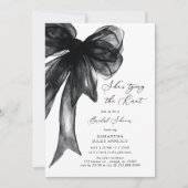 She's Tying The Knot Black Bow Bridal Shower 招待状 (正面)